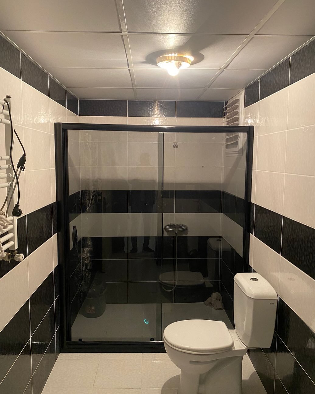 Siyah Çerçeveli Duşakabin